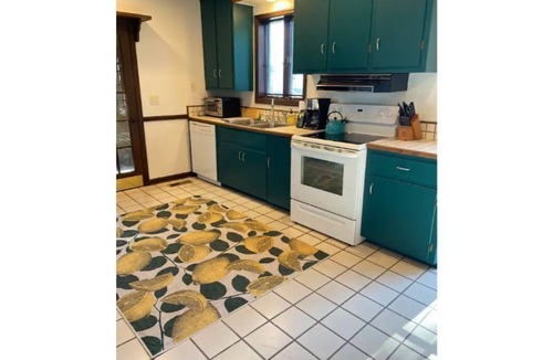 Athens House | Convenient, Spacious & Cheerful - The Summitt!