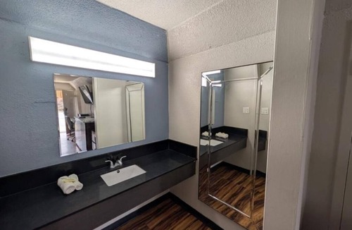 Cartersville Hotel | Convenient Stay with 4 Rooms for Budget Travelers