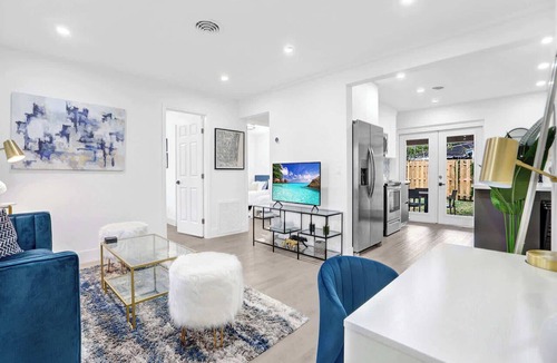 North Andrews Gardens House | Cool Blue - Designer 3BR Retreat
