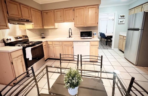 Walnut Grove House | Cordova! Modern 3BR, Hot tub&bbq