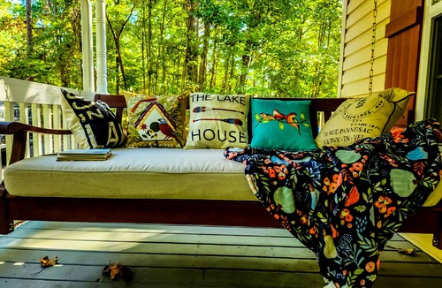 Gumlog House | Cottage on Lake Hartwell! Cozy fireplace, wooded trail to dock, & dog friendly!