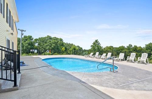 Jonesville House | Country Lodge for 18, With Pool and Pond, Near Ark