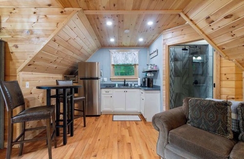 Dahlonega Cabin | Couples Carriage House Retreat - Wineries & Hiking