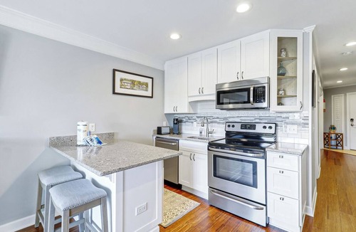 Folly Field Condo | Couples Dream Getaway - Views & Short Distance to Beach - King, Top Flr - A339