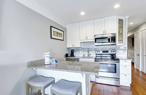 Folly Field Condo | Couples Dream Getaway - Views & Short Distance to Beach - King, Top Flr - A339