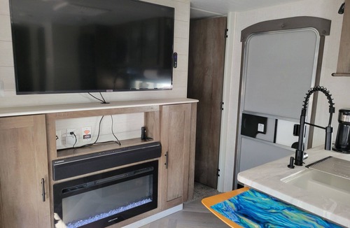 Largo Gardens House | Couples paradise-king bed/AC/fishing/snorkeling/diving