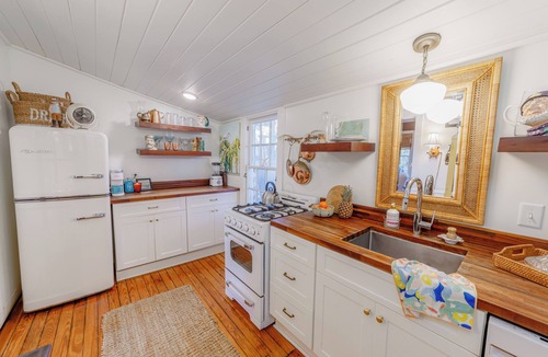 Tybee Island Cottage | Couples Retreat/FREE Golf Cart, Bikes & Kayaks/PRIVATE Dock on a Tidal Creek