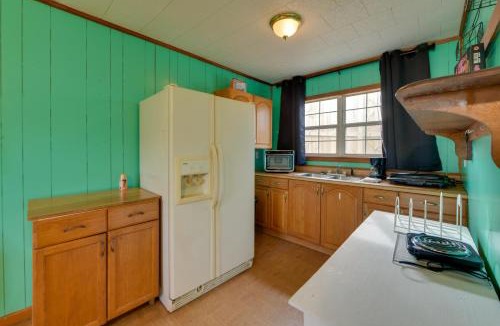 Fort Gaines Apartment | Couple’s Retreat w/Dock Access on Lake Eufaula!