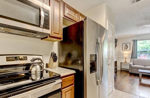Savannah House | Covered Patio, Yard & Grill Near Historic District