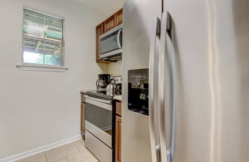 Savannah House | Covered Patio, Yard & Grill Near Historic District