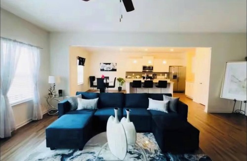 Covington House | Covington Serenity Retreat – Stylish 4BR, Modern Space Perfect for Families