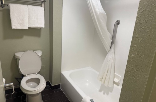 Columbus Hotel | Cozy 1 - room hotel in charming Columbus and Ft. Moore with AC, WiFi