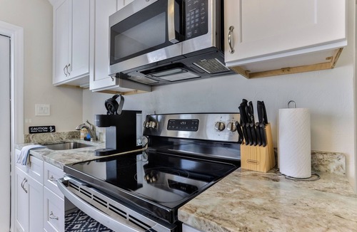 Driggers Apartment | Cozy 1BR Heated Pool Walk to Beach & Flagler