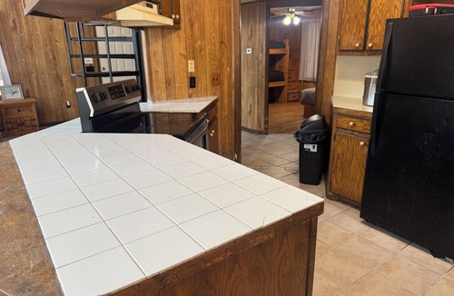 De Valls Bluff Cabin | Cozy 2-bedroom cabin in the woods near The White River