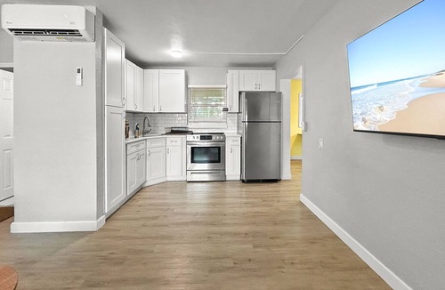 West Lealman House | Cozy 2-bedroom house in Sunny St. Petersburg, Work, Relax, Wi-Fi & Hammocks!