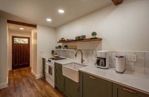 Dahlonega Cottage | Cozy 2 BR, 2 BA Cottage in Downtown Dahlonega!