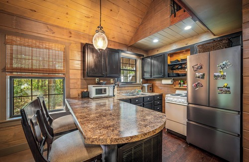 Mentone Cabin | Cozy 2BR 1.5 bath Hot Tub Fast WIFI Fire Pits King BD 2 Twins in Loft
