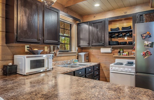 Mentone Cabin | Cozy 2BR 1.5 bath Hot Tub Fast WIFI Fire Pits King BD 2 Twins in Loft