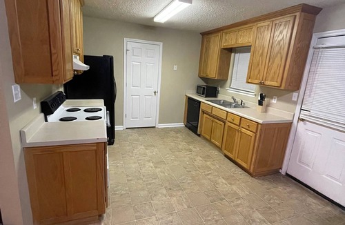 Valdosta House | Cozy 3bd 2ba home located in Valdosta Ga. MAFB, SGMC, VSU,VHS within 5 Mi