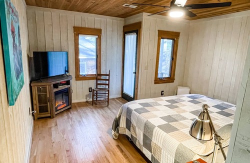 Cliff Ridge Colony Cabin | Cozy 3BR Mountain Escape - Highland Hüs @ Caesars Head