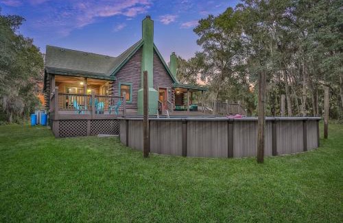 Florahome Apartment | Cozy 4BR Cabin on 11 acres with pool, BBQ & patio!