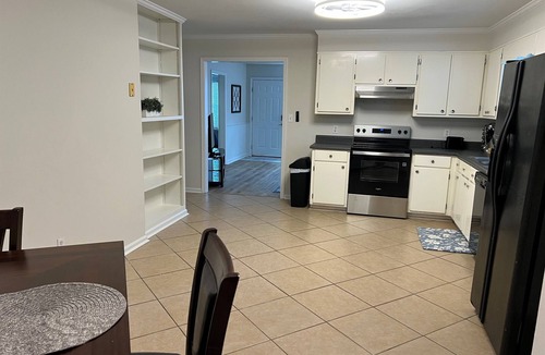 Valdosta House | Cozy & Affordable Retreat w/Porch Overlooking Pond