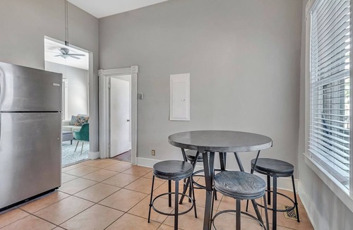 Savannah Victorian District Hotel | Cozy and Comfortable, 2 bedroom, screened porch, Walk to Forsyth Park