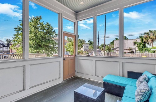 Savannah Victorian District Hotel | Cozy and Comfortable, 2 bedroom, screened porch, Walk to Forsyth Park