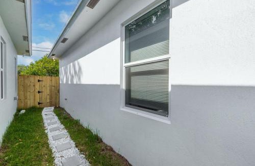 Westgate House | Cozy and Fully Equipped Studio in West Palm Beach