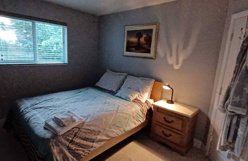 Margate Bed & Breakfast | Cozy bedroom bathtub clean quiet neighborhood.