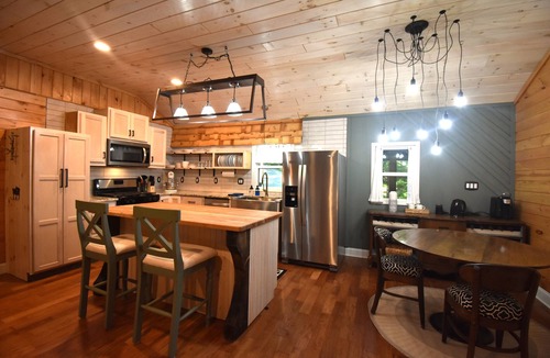 McCaysville Cabin | Cozy cabin, 1.5 miles to downtown McCaysville; shops/restaurants & Toccoa River