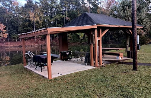 Opelika Cabin | Cozy Cabin for Two by the Lake for a Peaceful Escape in Opelika, Alabama