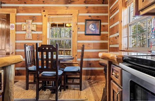 Hanceville Cabin | Cozy cabin near the Shrine with peaceful views—perfect for a relaxing retreat.