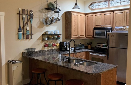 Dadeville Cabin | Cozy cabin on Lake Martin within 30 miles to Toomers Corner and Auburn Football