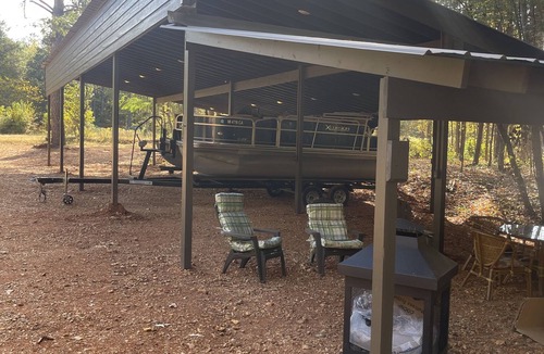 Counce Cabin | Cozy cabin Pickwick near Stateline boat ramp and State Park, with boat storage