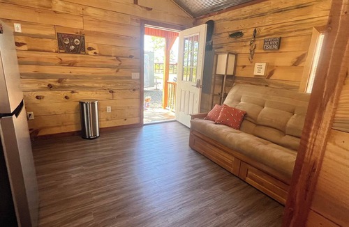 Murfreesboro Cabin | Cozy cabin with AC and WiFi in delightful Murfreesboro