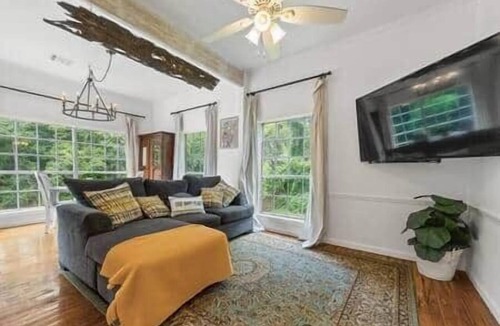 Carencro House | Cozy Cajun cottage