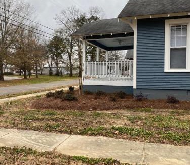 Tupelo House | Cozy Chestnut Cottage- Downtown favorite!