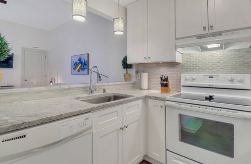 Savannah Victorian District Cottage | Cozy & Clean, Pet Friendly Belvedere Cottage, 2 blocks to Forsyth Park.