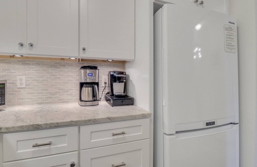 Savannah Victorian District Cottage | Cozy & Clean, Pet Friendly Belvedere Cottage, 2 blocks to Forsyth Park.