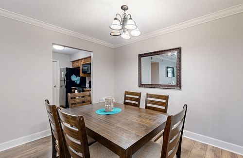Saint Simons Heights Condo | Cozy condo with sunroom, pool, tennis & modern kitchen near beaches & dining
