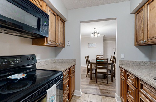 Saint Simons Heights Condo | Cozy condo with sunroom, pool, tennis & modern kitchen near beaches & dining