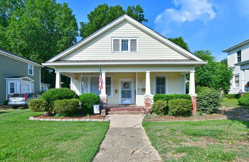 Drayton Apartment | Cozy, convenient, freshly renovated bungalow