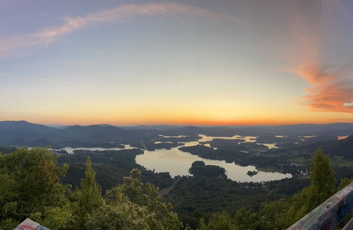 Hiawassee House | Cozy corner getaway in the mountains-Minutes away from Helen,GA/GA Mt Fairground