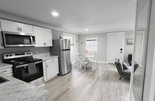 Freeport Cottage | Cozy Cottage - King Bed - Close to Beaches - Dog Friendly - Firepit - Backporch
