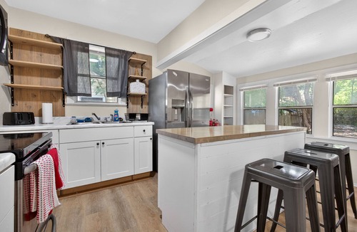 Tallahassee House | Cozy Den w/Office, Kitchen, Wi-Fi, Back Yard, Fire pit, Grill &mins to FAMU FSU