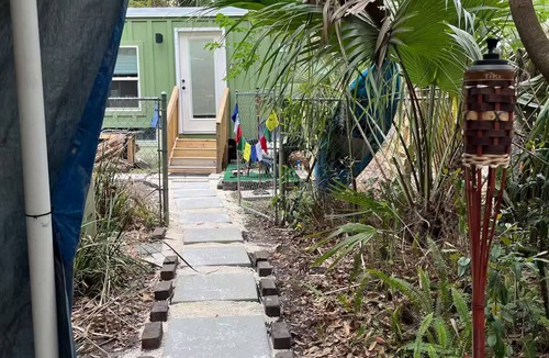 Duckpond Cottage | Cozy detached tiny cottage retreat — Walk to Tom Petty Park