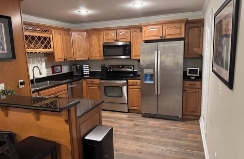 Oxford Condo | Cozy End Unit Condo just One Block from the Square