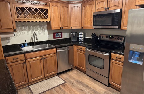 Oxford Condo | Cozy End Unit Condo just One Block from the Square