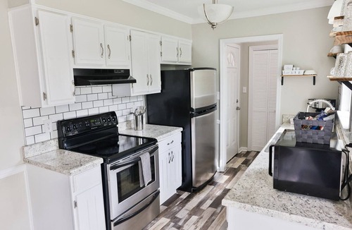 Weaver House | Cozy Home 1/2 mile from Chief Ladiga